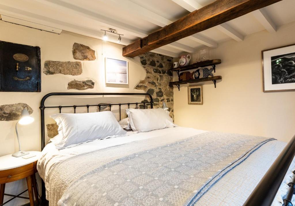 Bwthyn Capten - a charming cottage for up to 6, Newport