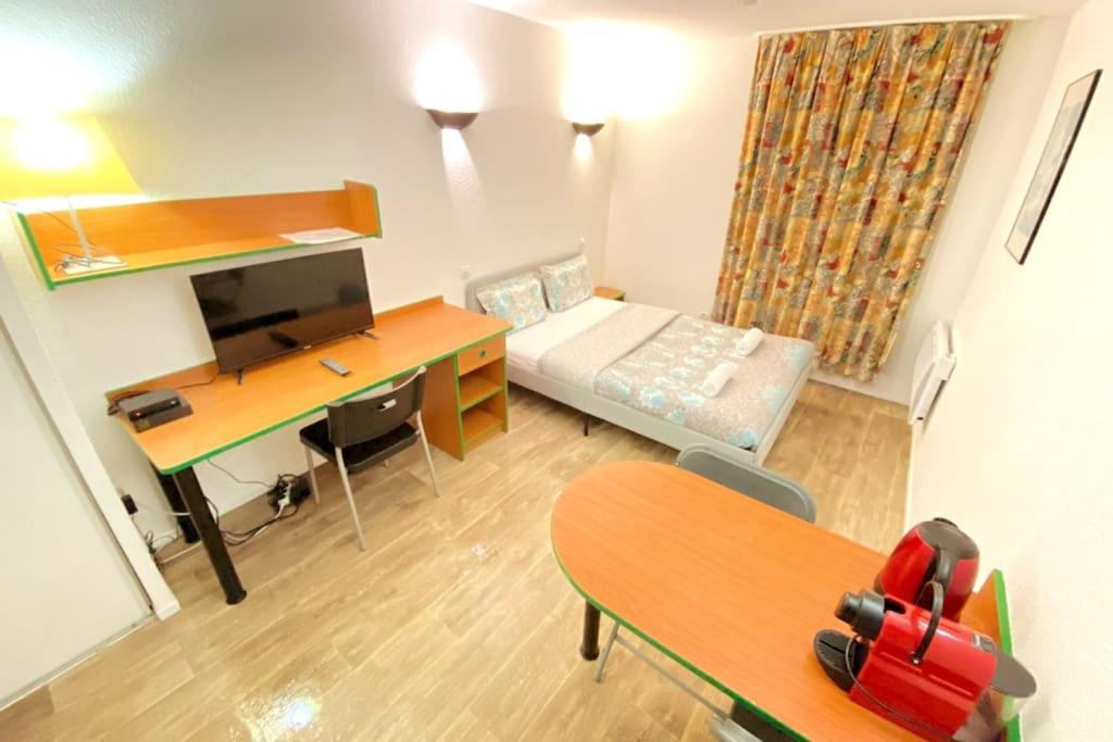 10 min walk to metro Line 1, ApartHotel La Défense, Courbevoie