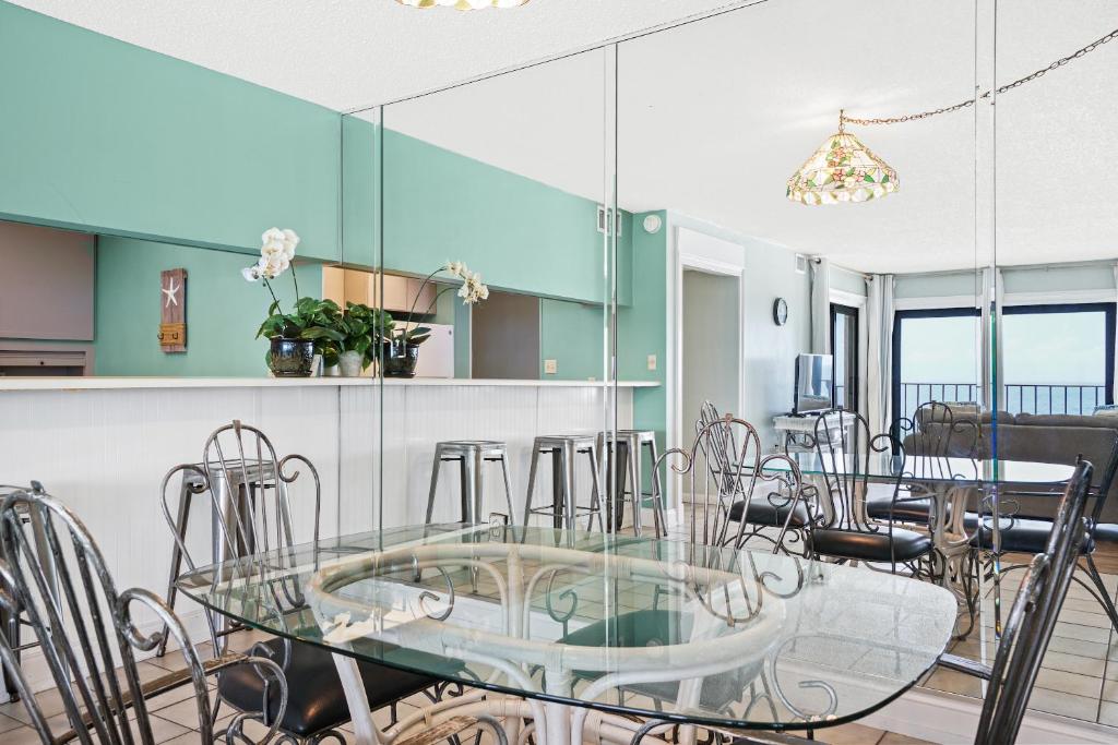 Kitchen, Moondrifter Beach Resort by Panhandle Getaways in Panama City (FL)