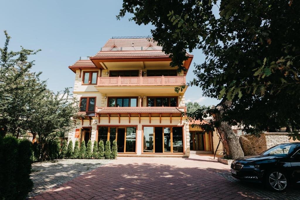 Perla Palić, Palić