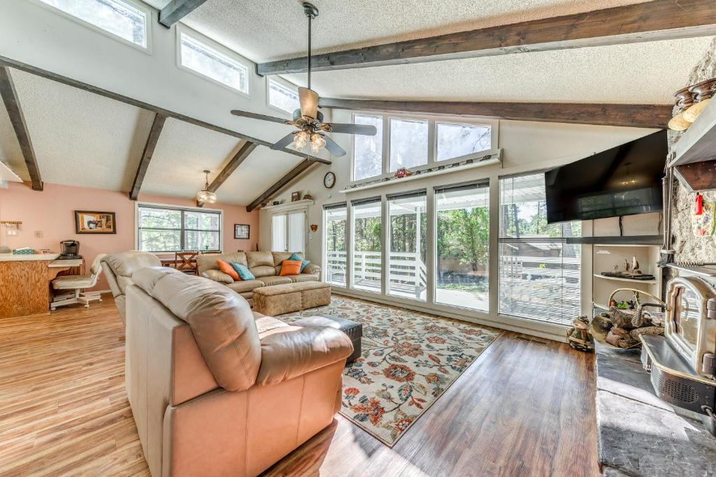 Rustic Alto Retreat - Near Hiking, Skiing and More!, Alto