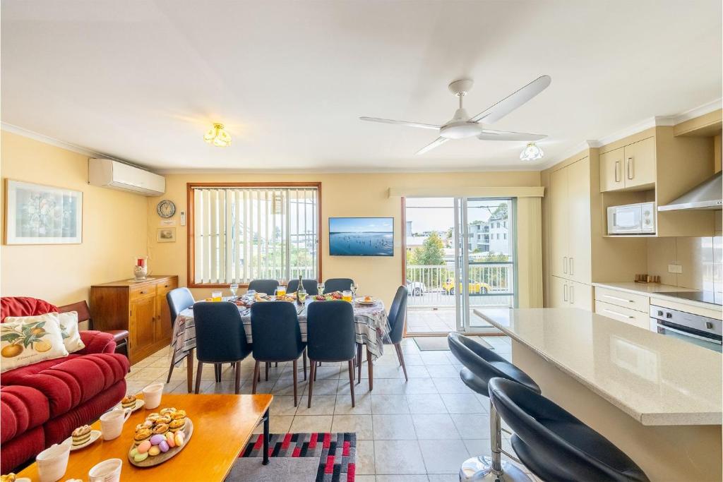 3 Tomaree Street - Spacious 4 bedroom house with air con situated in the heart of Nelson Bay, Nelson Bay