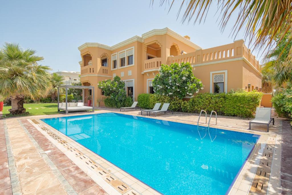 Maison Privee - Prvt Pool & Beach Access in Luxury Palm Jumeirah 6BR Villa, Dubaj
