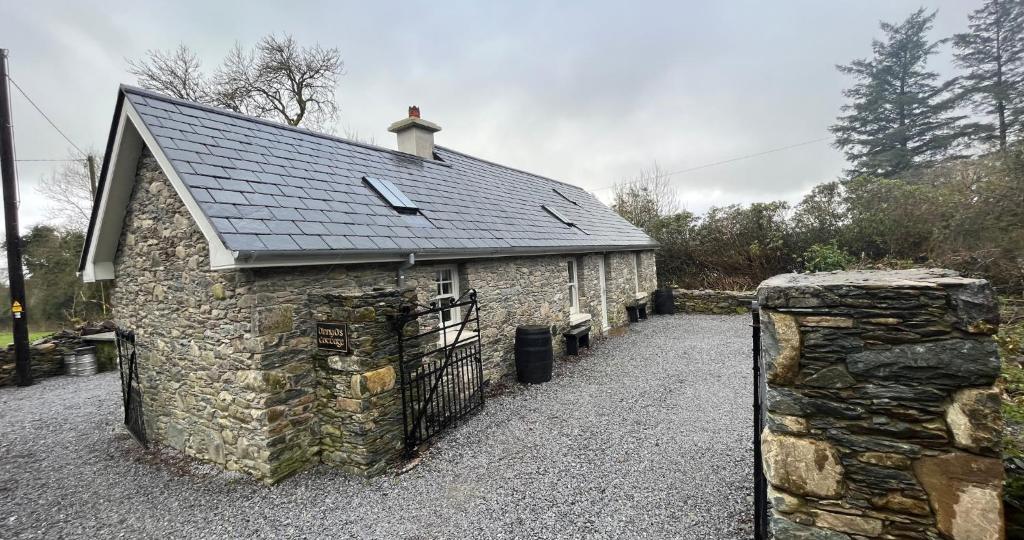 Newly Renovated stone cottage located 2.5 miles from Killarney Town, Teernaboul
