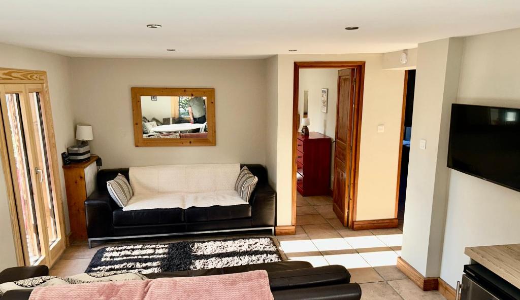 3 Bedrooms, Whole floor, New Kitchen, Town Centre - 5