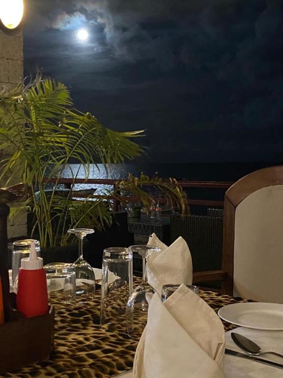 Restaurant, Indiana Beach Apartments in Mombasa