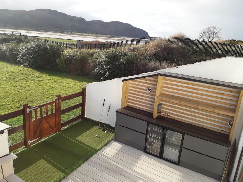 Seaside Escape - Deganwy Beach Cottage - Sea Views & Golf Course Views, Deganwy
