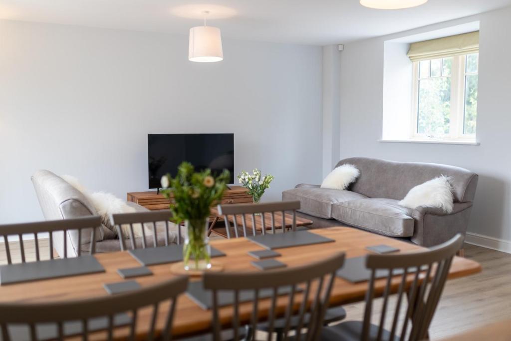 Marquesa - Modern dog-friendly barn on a country estate, Holbeck