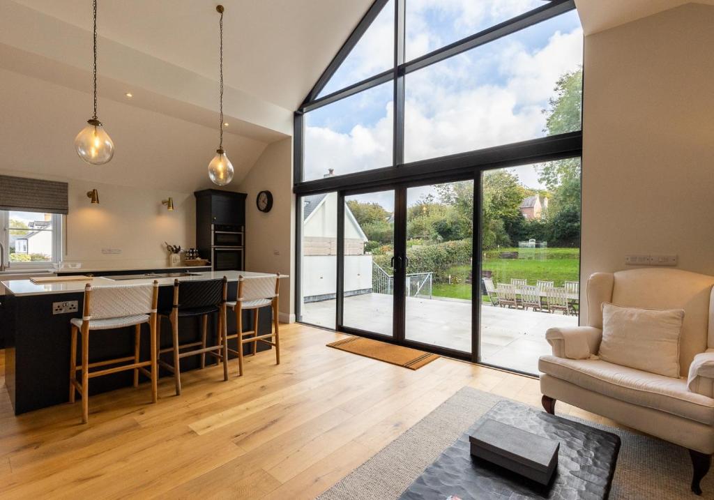 Golwg y Lan - A stunning home for 10 with sea views, Pembrokeshire