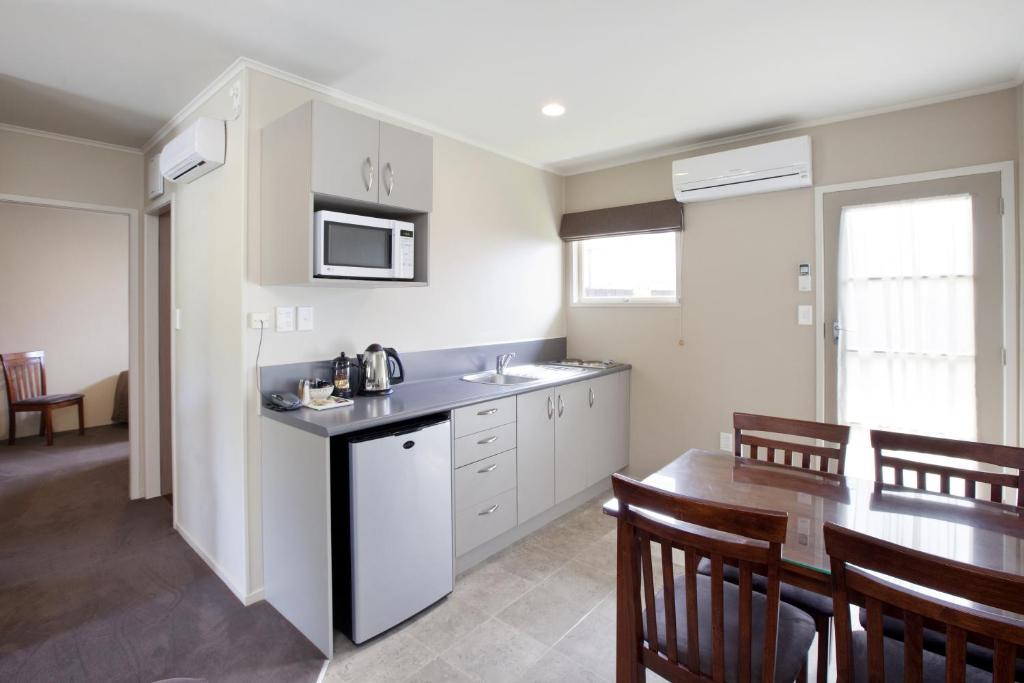 Kitchen, Colonial Court Motor Inn  in Tauranga