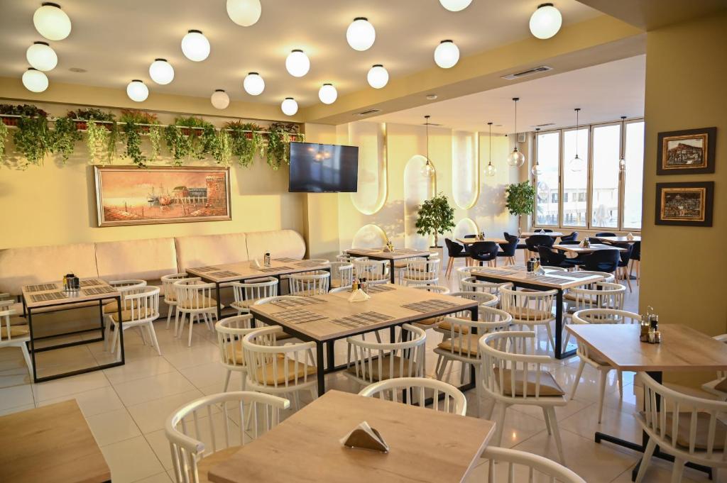 Hotel Zanzi — Restaurant & bars in Durres, Durres