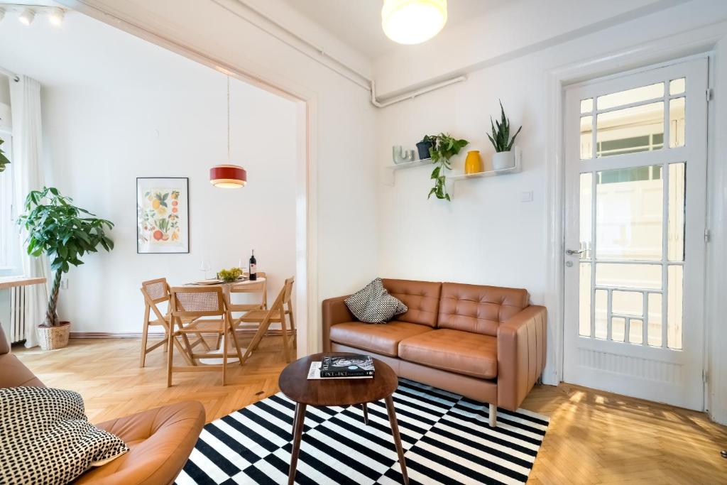 Cismigiu Serenity: 1BR flat with Scenic Balcony, Bukurešť