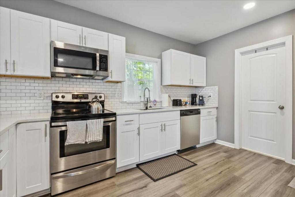 House For 2, 1 Mile To Public Beach In Quiet Area