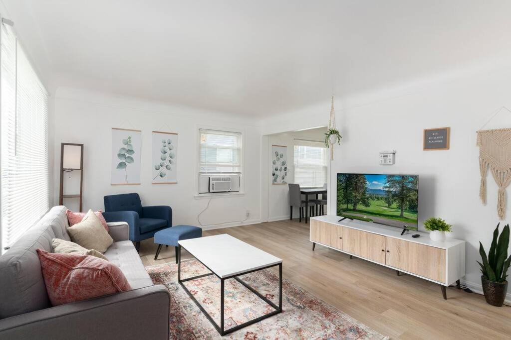 Modern Pet Friendly House in Royal Oak w Backyard