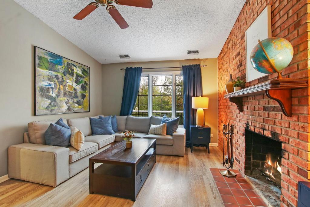 Book Now! Peaceful 2bed/2bath home close to airport and Chicago!