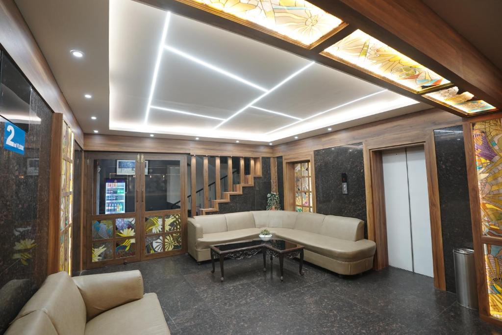 ホテル ルシヤ インターナショナル マイソール (Hotel Luciya International Mysore) フロント・ロビー