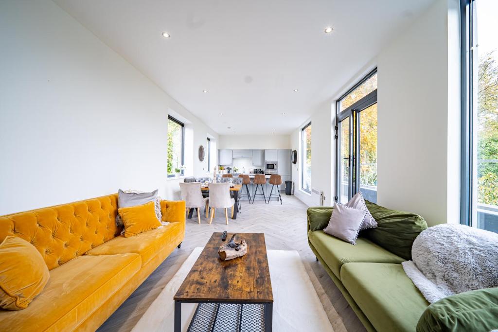Luxurious 4-Bedroom Penthouse: 15 Mins to City Centre, Secure Parking