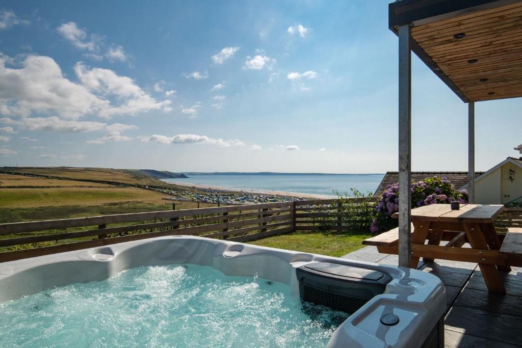 Unforgettable sea views, Hot tub, Modern property, Newgale