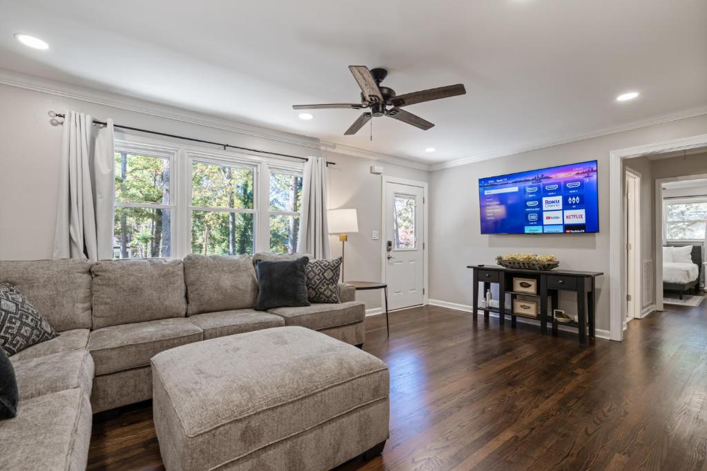 Rustic 3BR Home in a Natural Cartersville Getaway, Cartersville