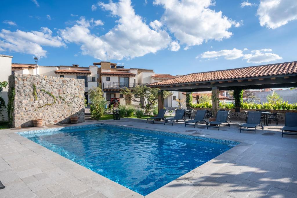 HOLT Nueva Escondida 3BR - Pool, Parking & Patios - 5