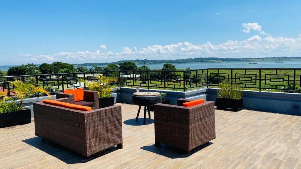 Nimaro Courts, hotel in Entebbe