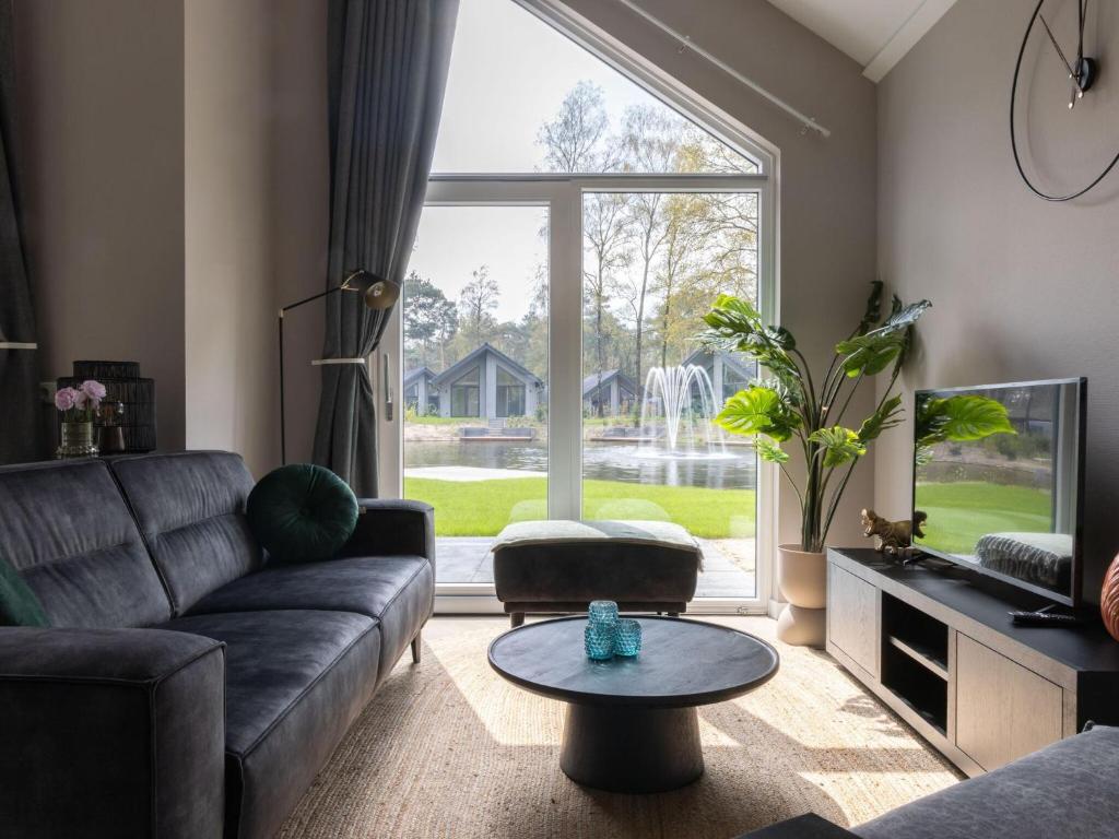 Eco Villa in Latour의 평화로운 연못 뷰