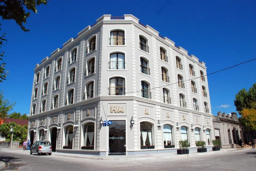 Hotel MAXIM，位于特立尼达岛的酒店