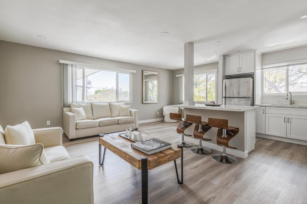 Modern Luxury Apartment WeHo Boys Town
