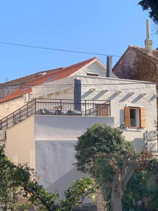 LaBellaSu Studio, Sutivan