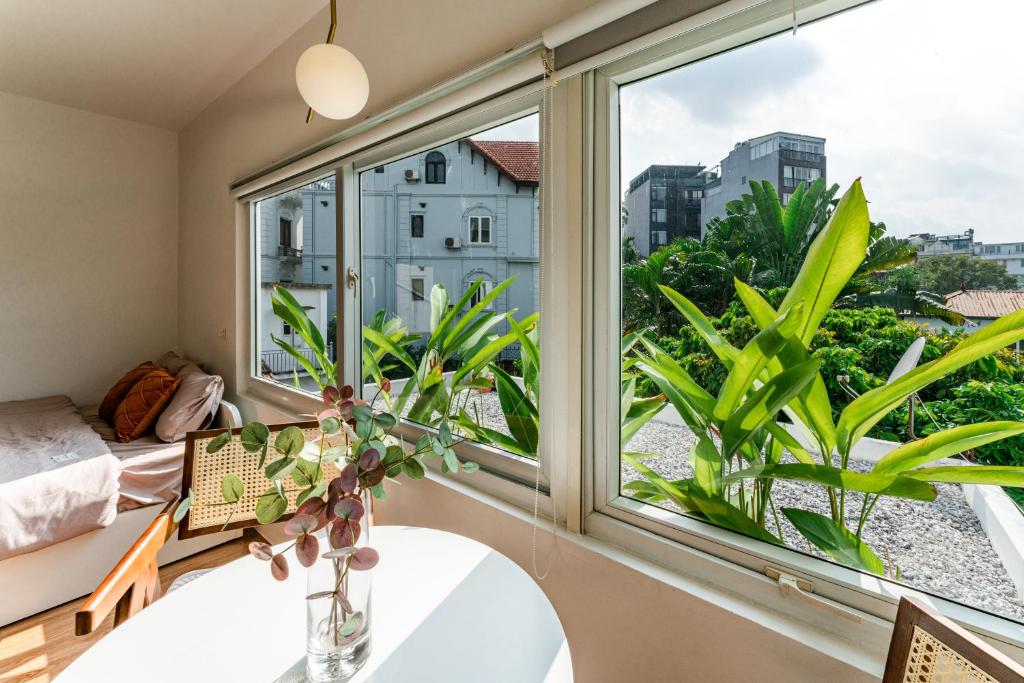 ANNAM Panorama Lakeview - Garden & Balcony - WestLake