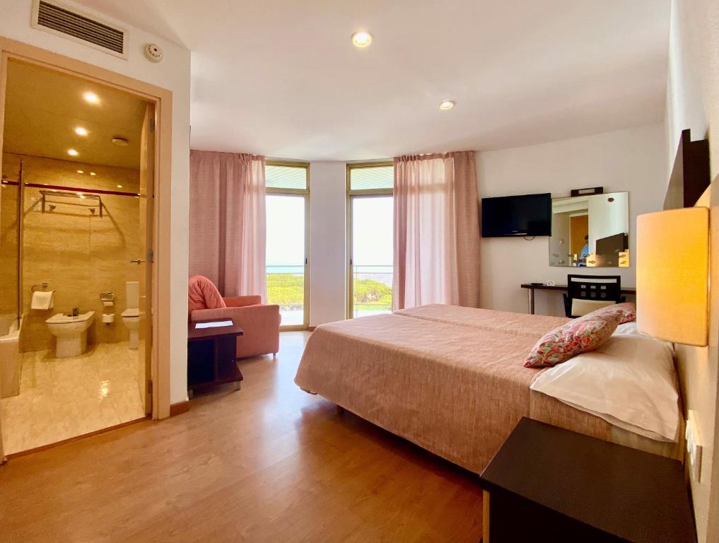 Hotel Blaumar — Hotel rooms in Blanes, Catalonia