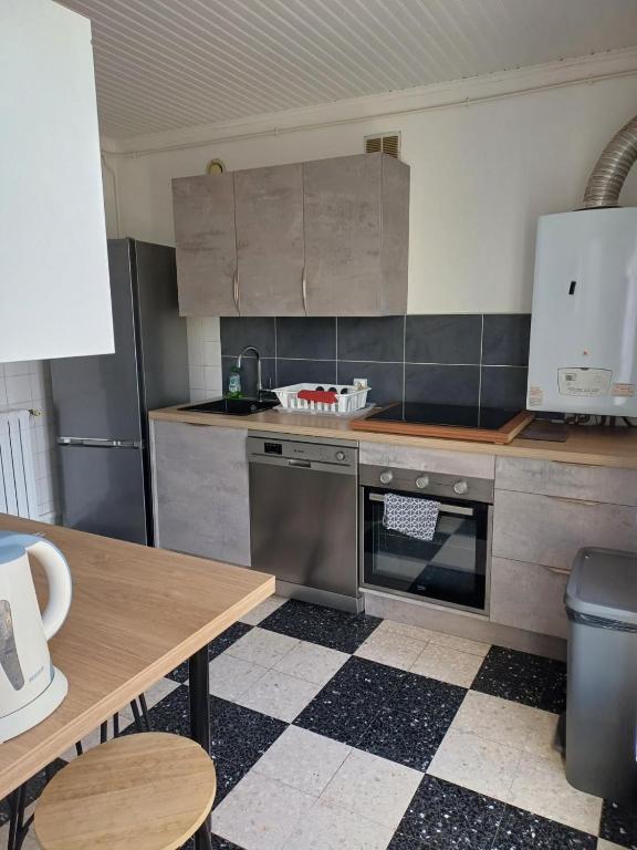 3 chambres, bien placé, calme et spacieux avec balcon et parking - 4