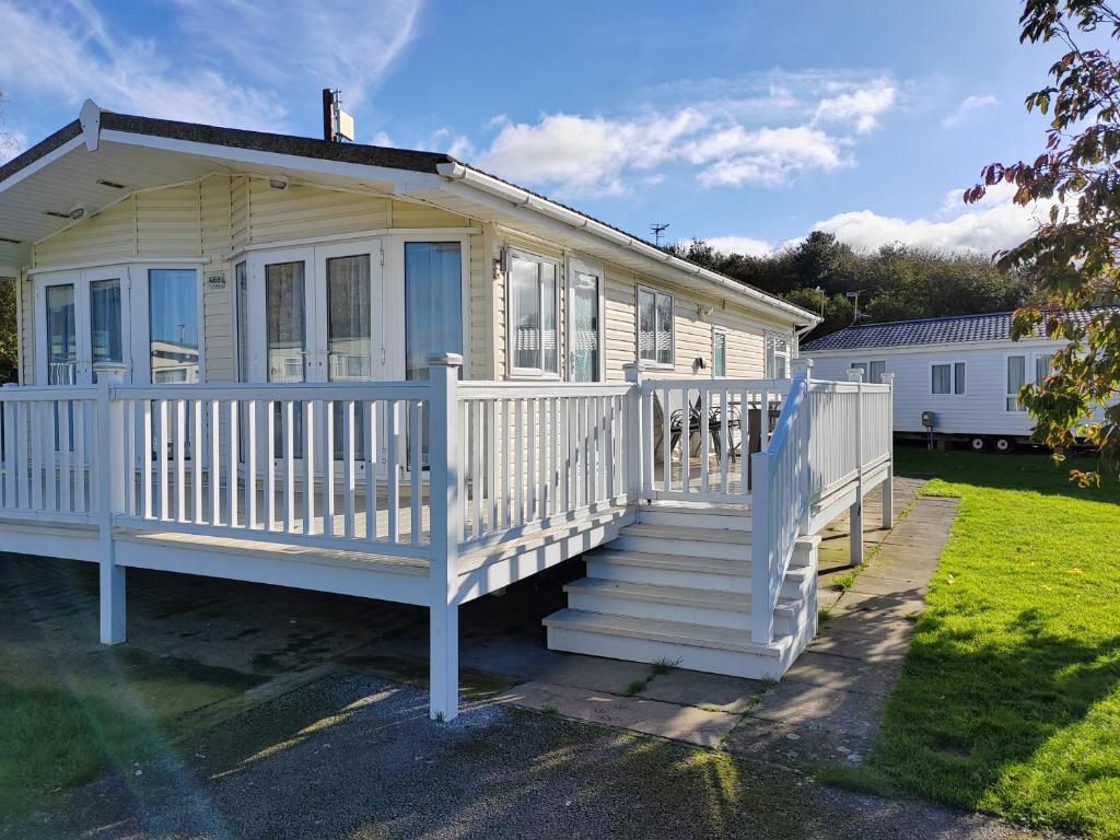 Dog Friendly 8 Berth Lodge, Hunstanton photo 4