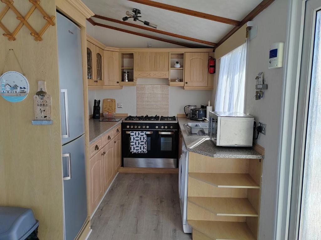 Dog Friendly 8 Berth Lodge, Hunstanton photo 3
