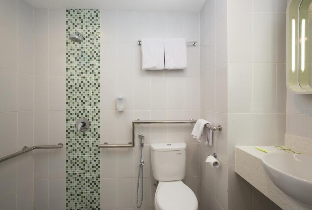 Bathroom, Zest Hotel Bogor in Bogor