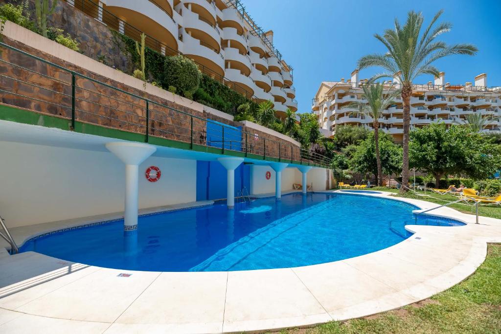 Elegant 2 BDRM Penthouse with Sea Views and Pools - 2