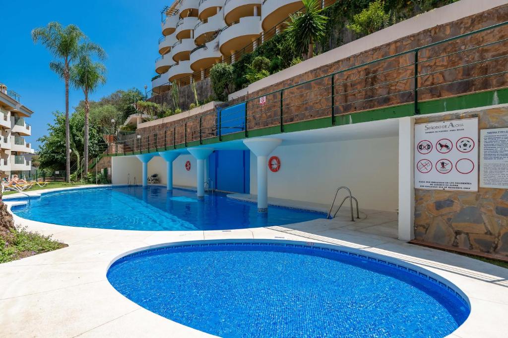 Elegant 2 BDRM Penthouse with Sea Views and Pools - 5