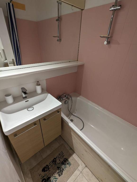 Central spacious flat with private parking - 5