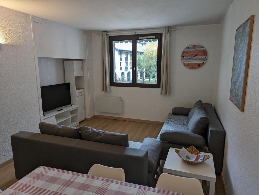 Central spacious flat with private parking - 2