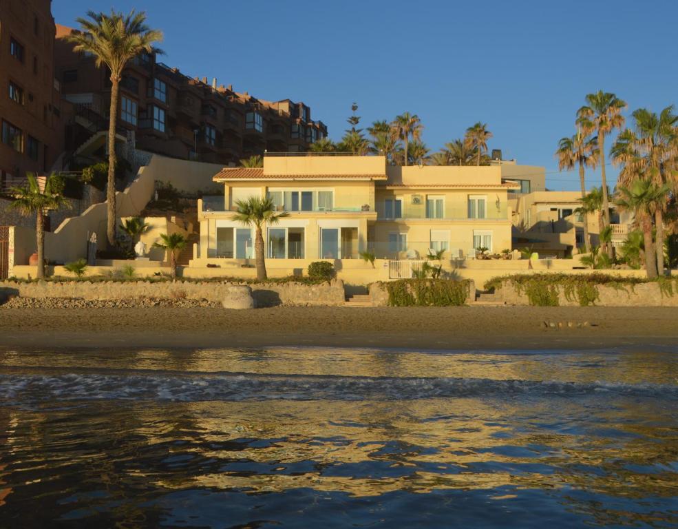 Excepcional Apartamento AMANECER al borde de playa y mar, en CHALET ROQUETES - 1