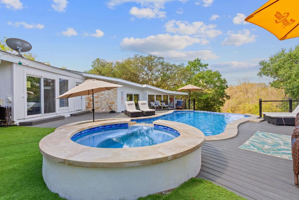 Your OASIS Nestled IN Wooded River Views, POOL!, Manchaca