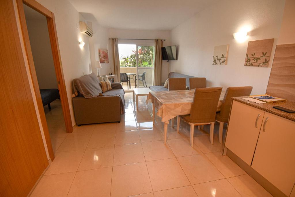 BENAL BEACH Superb Beach front 1 Bedroom Apartment, Sleeps 5 - 4