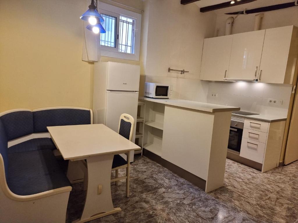 2 bedrm BCN down AC WIFI 30 nigths min, Barcelona