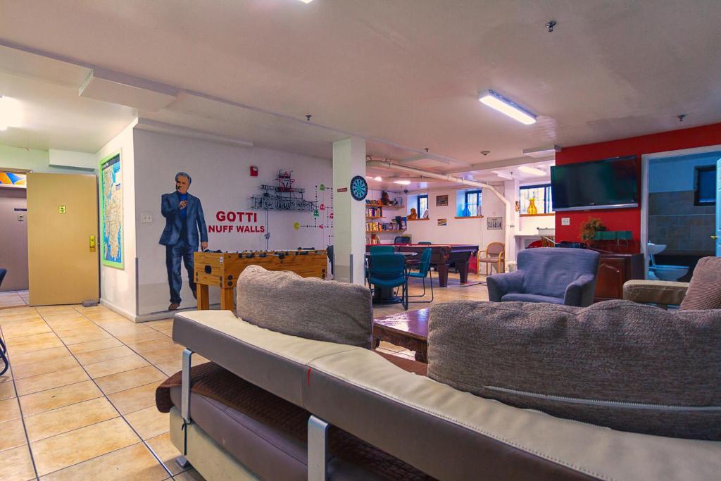 Shared lounge/TV area, NY Moore Hostel in New York (NY)