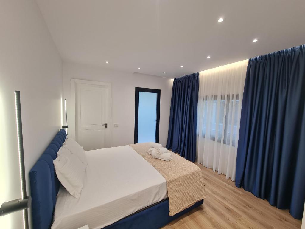 AM LUXURY APARTMENT, Тирана