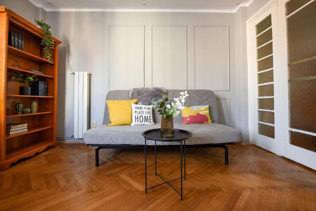 Stylish & Spacious Apartment near The Old Town - A Touch of History, a Dash of Modernity, Bukurešť