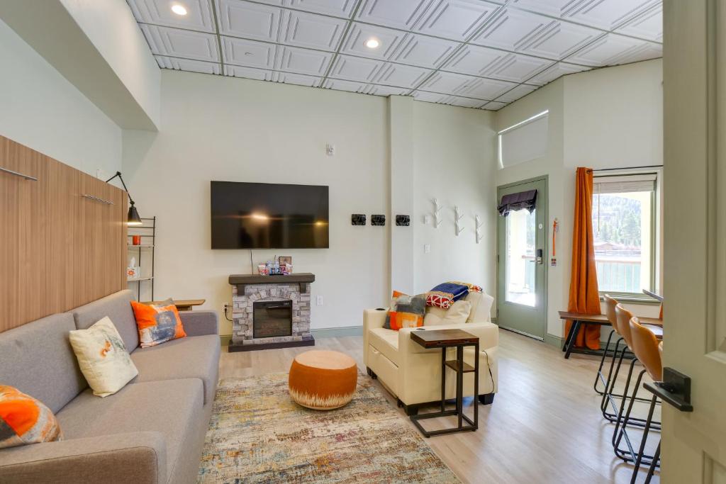 Mtn and Lake Views Chic Keystone Studio, Keystone