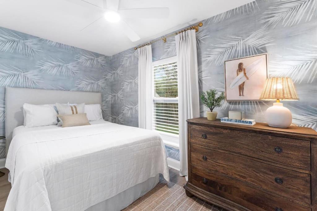 SOBE Retreat - Designers Dream - Fenced backyard, Jacksonville Beach