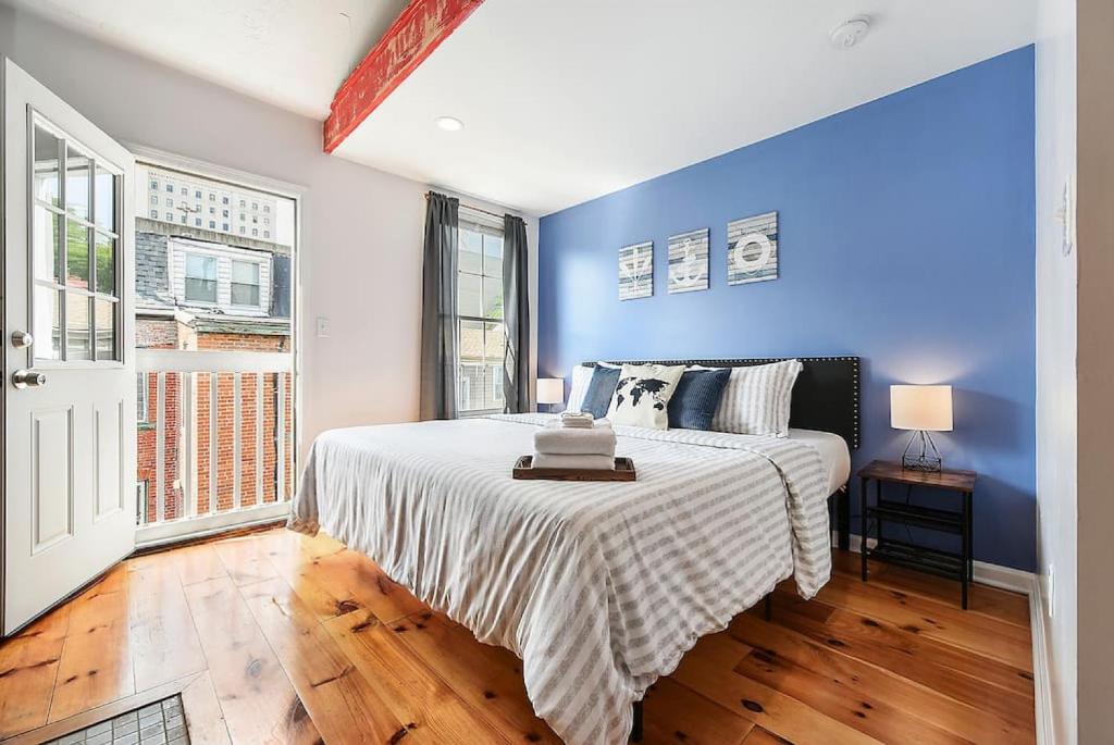 HostWise Stays - The Row House - Beautiful Space, Two King Beds, Pittsburgh