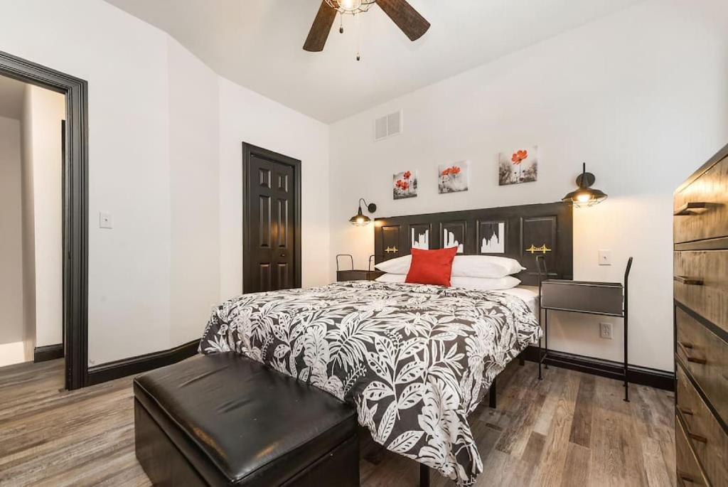 HostWise Stays - Prime Location in Lawrenceville, Exposed Brick 2BR Home, Pittsburgh